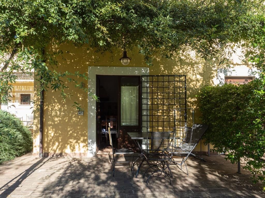 Double or Twin Room, Patio, Garden View | Tempat makan luar