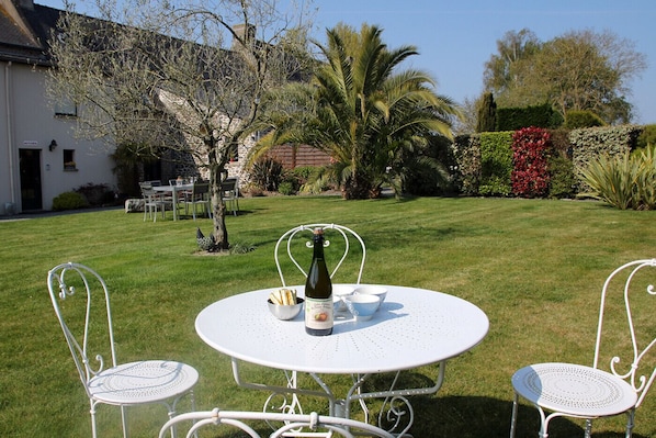 Outdoor dining - Le Mélorien by Archipel Evasion (Saint-Méloir-des-Ondes)