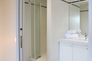 Shower, hair dryer - Le Mélorien by Archipel Evasion (Saint-Méloir-des-Ondes)