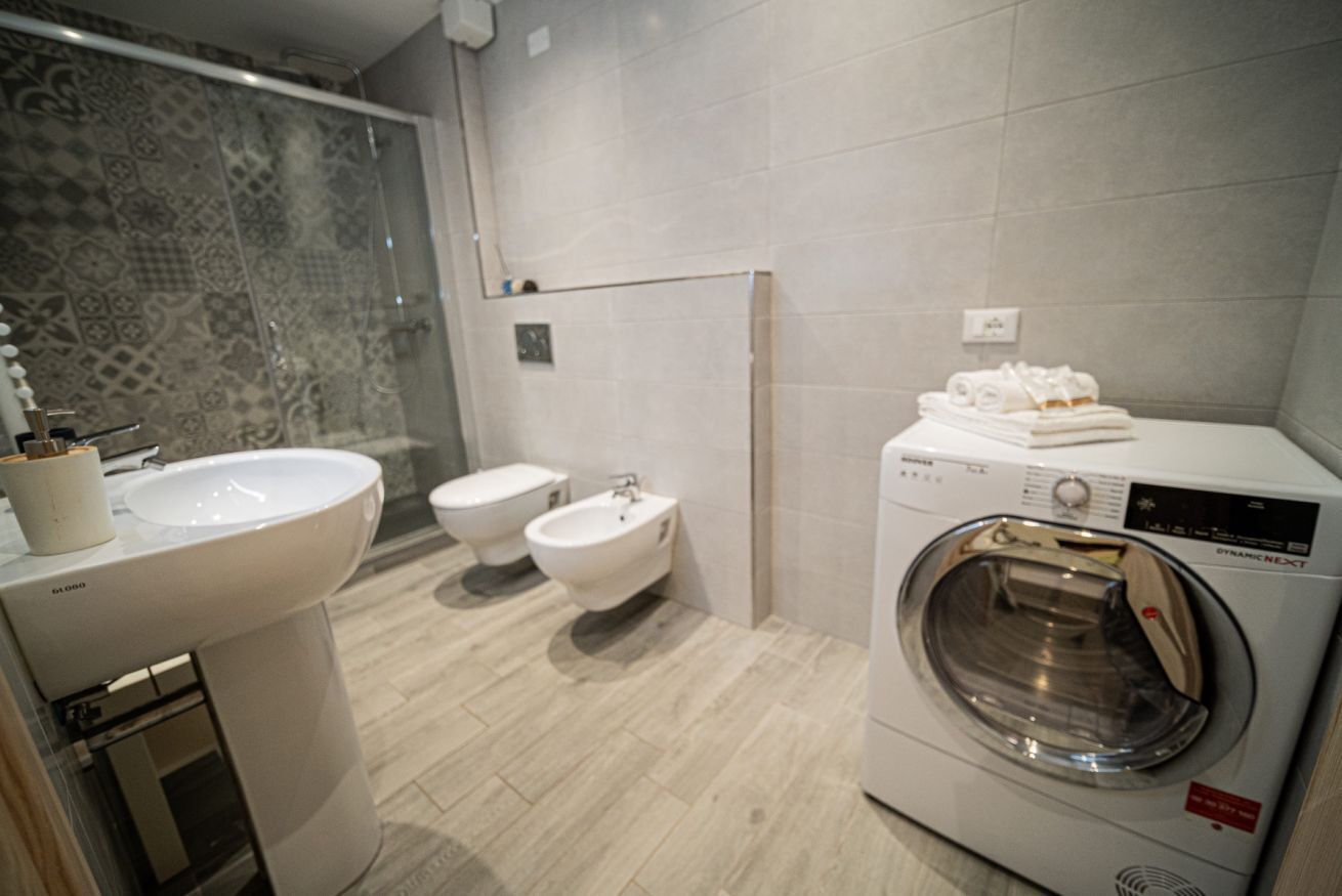 Doccia, bidet, asciugamani, shampoo