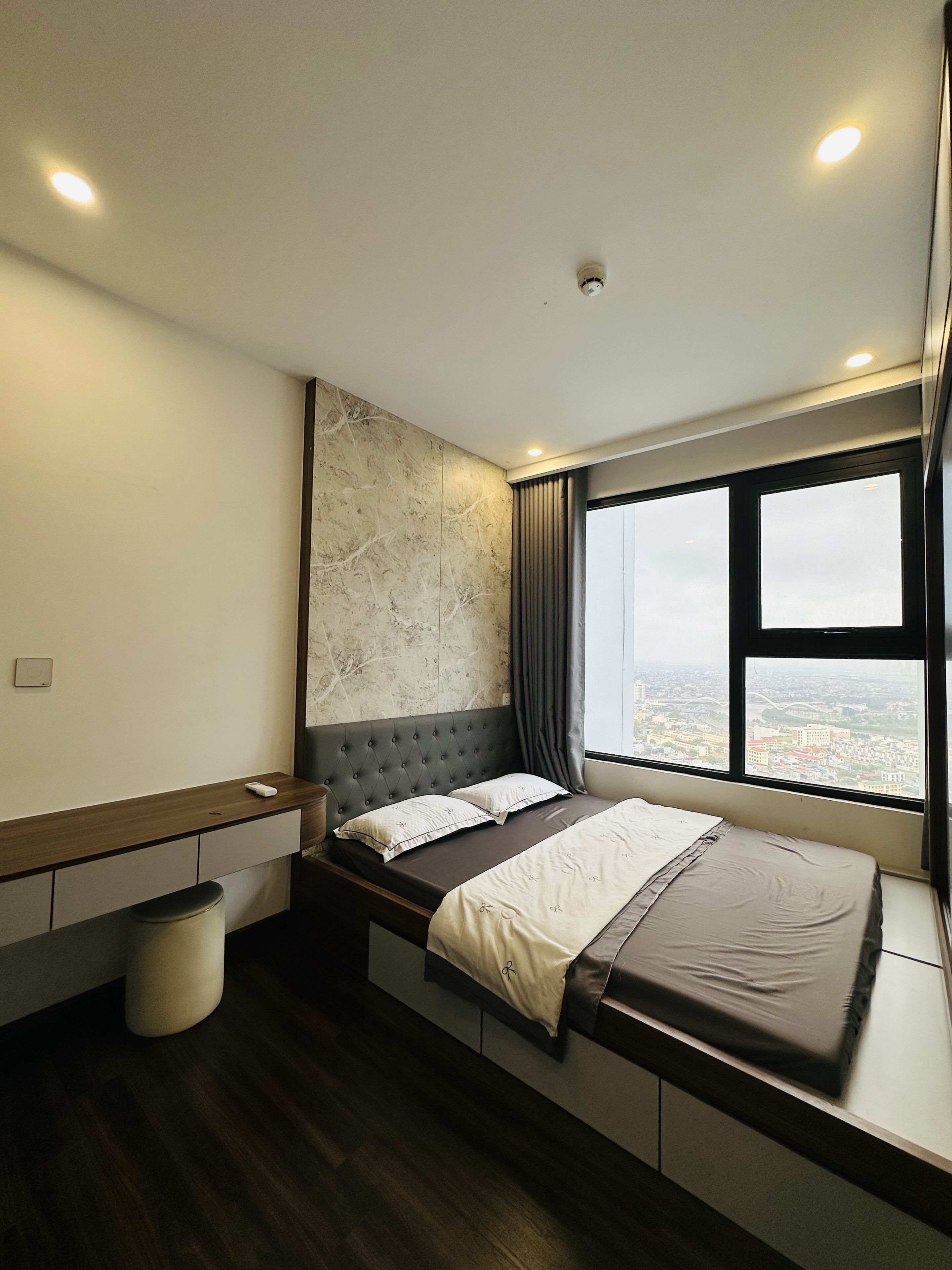Blackout curtains, free WiFi