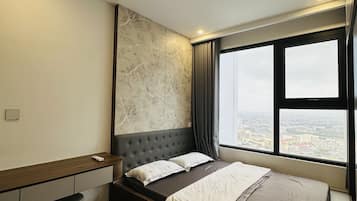 Blackout curtains, free WiFi