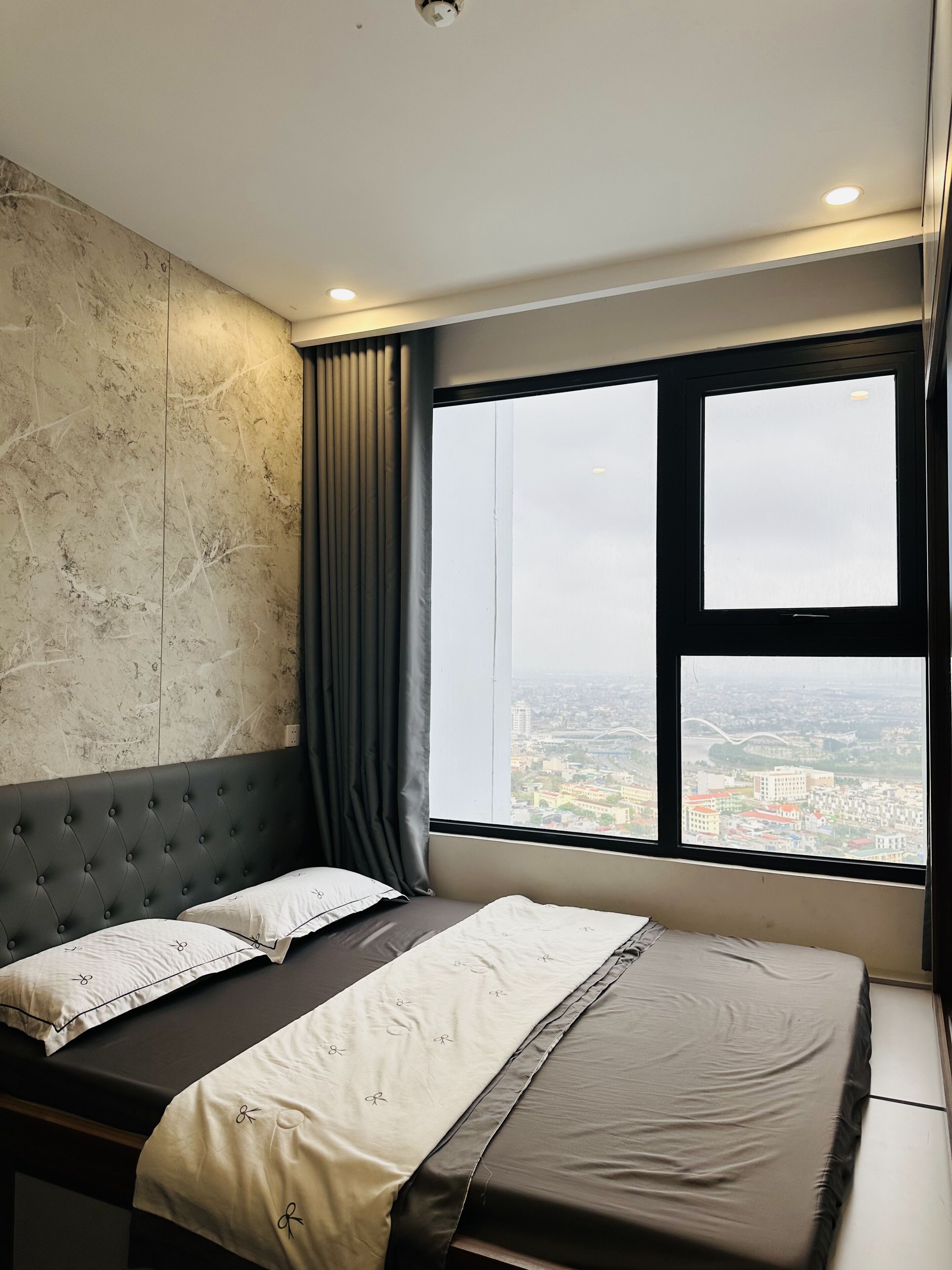 Blackout curtains, free WiFi