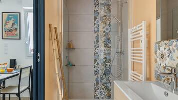 Shower, hair dryer, towels
