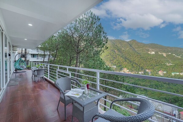 Outdoor dining - Alaya Stays Pinnacle 3BHK Apartment (Kasauli)