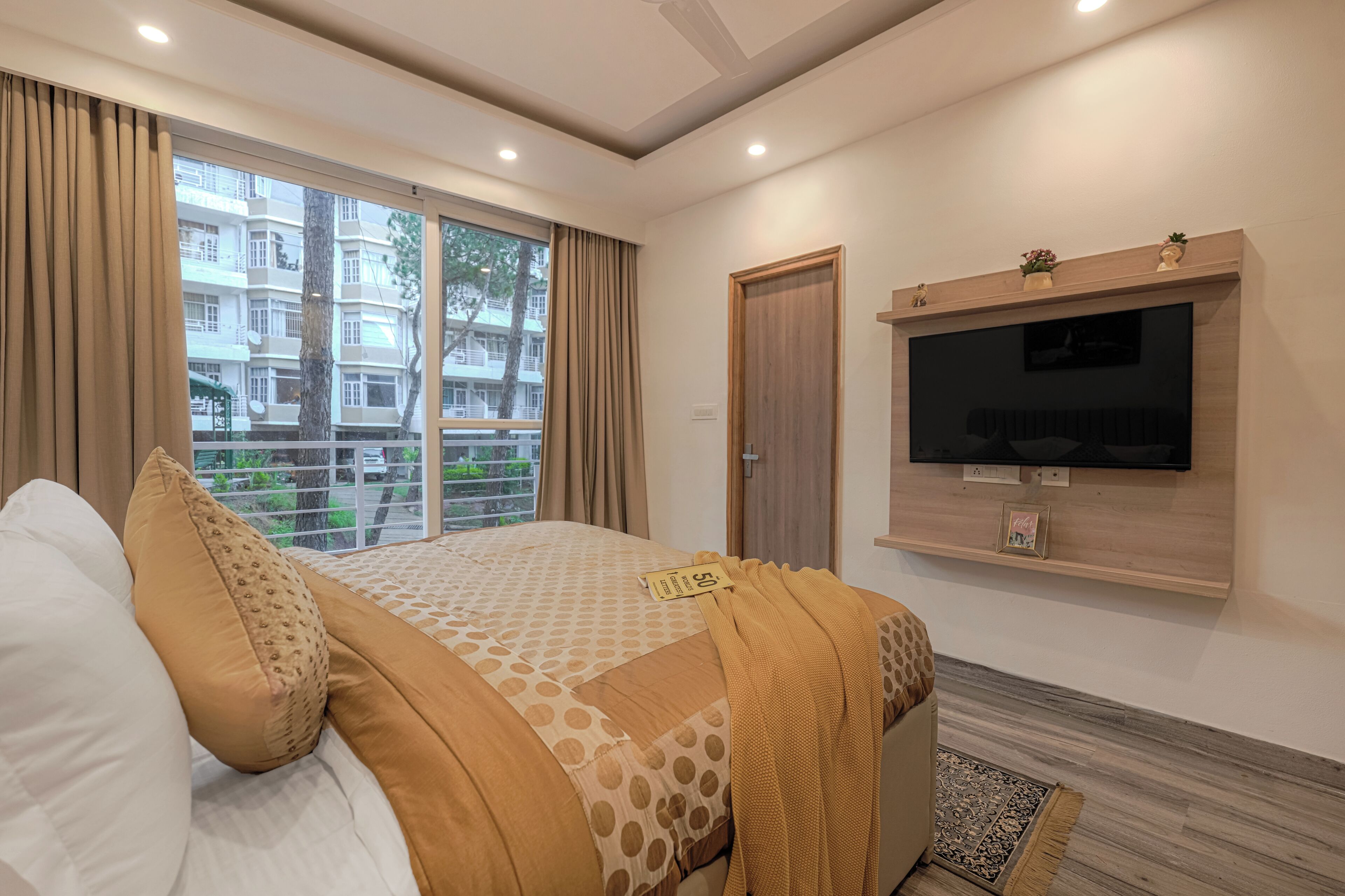 Deluxe Apartment | Iron/ironing board, free WiFi