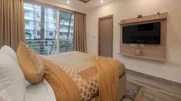 Deluxe Apartment | Iron/ironing board, free WiFi