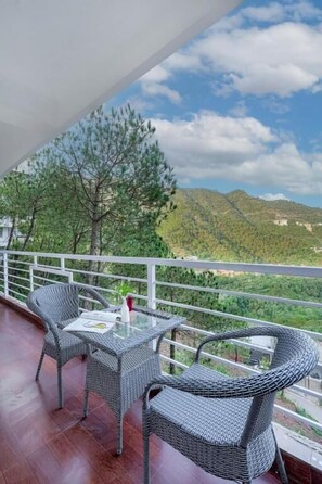 Deluxe Apartment | Outdoor dining - Alaya Stays Pinnacle 3BHK Apartment (Kasauli)