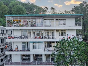 Exterior - Alaya Stays Pinnacle 3BHK Apartment (Solan)