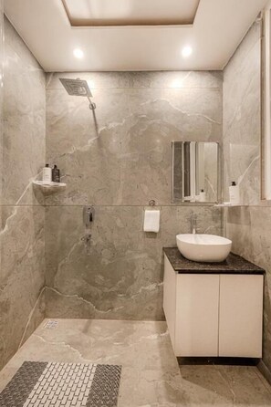 Deluxe Apartment | Bathroom - Alaya Stays Pinnacle 3BHK Apartment (Kasauli)