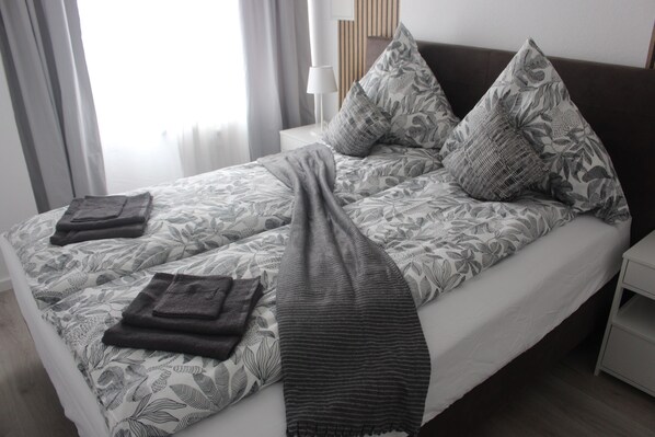 Iron/ironing board, WiFi, bed sheets