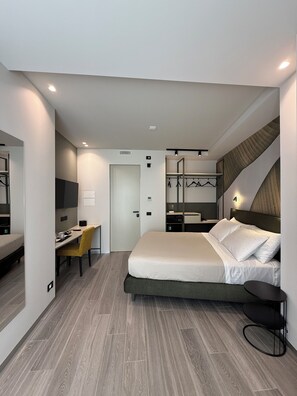 Room, 1 Queen Bed, Terrace | Minibar, in-room safe, desk, laptop workspace - WakeApp Tech B&B (Reggio Calabria)