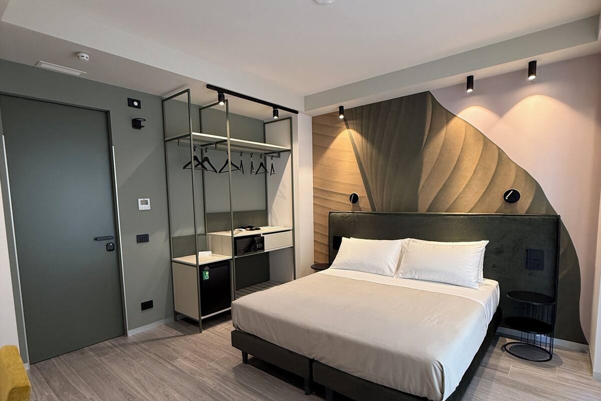 Minibar, caja de seguridad en la habitación y escritorio 