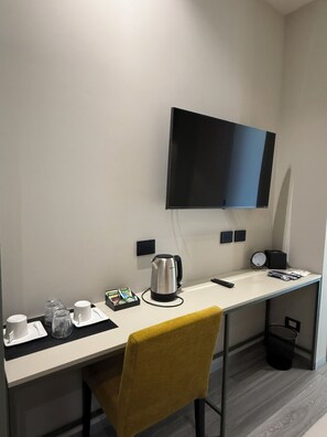 Room, 1 Queen Bed, Private Bathroom | Interior