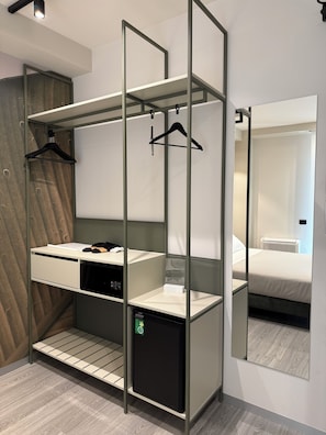 Room, 1 Queen Bed, Private Bathroom | Minibar, in-room safe, desk, laptop workspace - WakeApp Tech B&B (Reggio Calabria)
