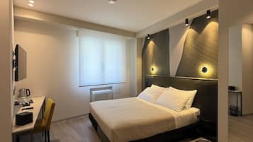 Double or Twin Room | Minibar, in-room safe, desk, laptop workspace