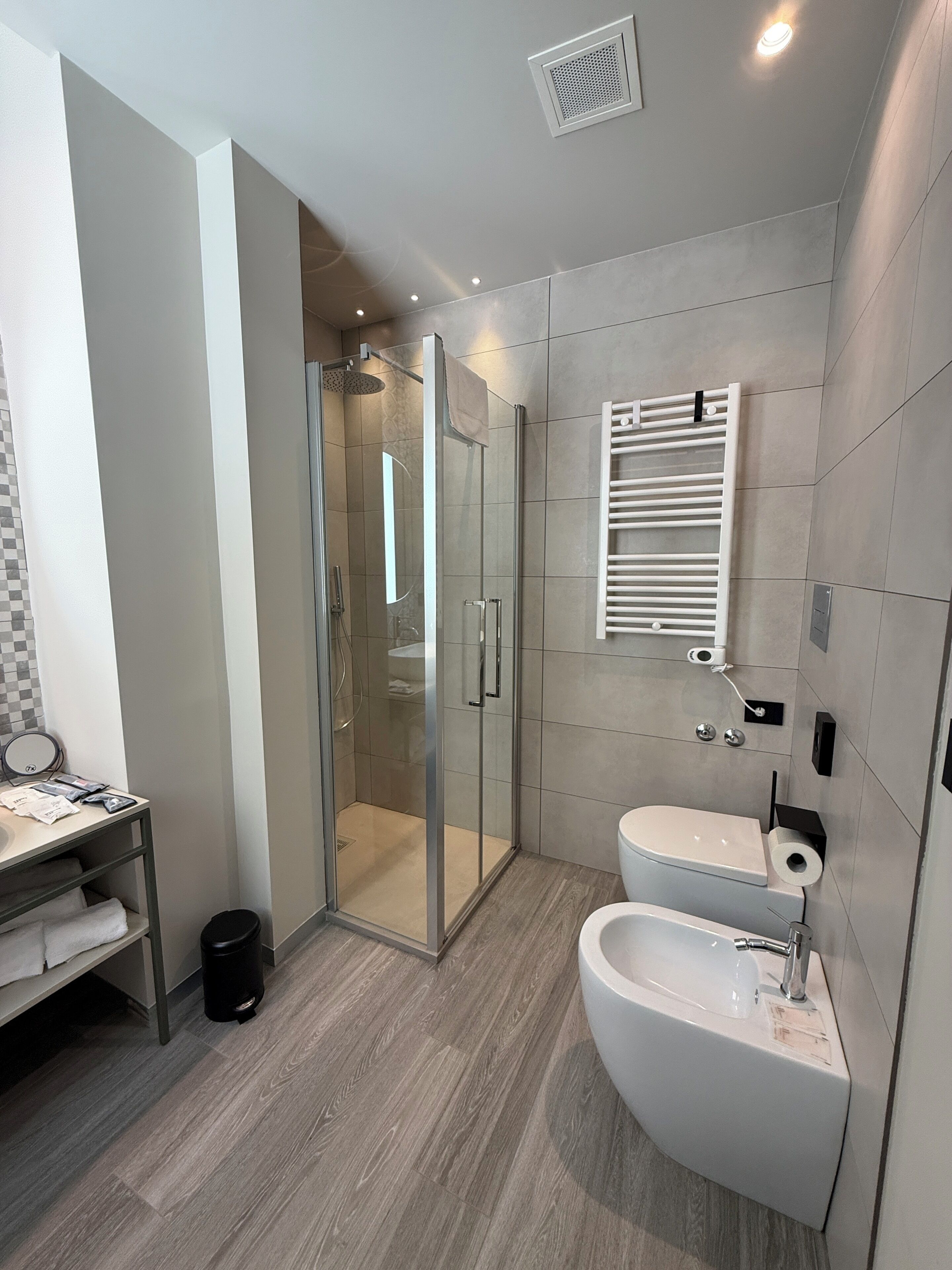 Kamar, 1 Tempat Tidur Queen, teras | Kamar mandi | Shower, perlengkapan mandi gratis, pengering rambut, dan sandal