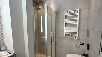 Kamar, 1 Tempat Tidur Queen, teras | Kamar mandi | Shower, perlengkapan mandi gratis, pengering rambut, dan sandal