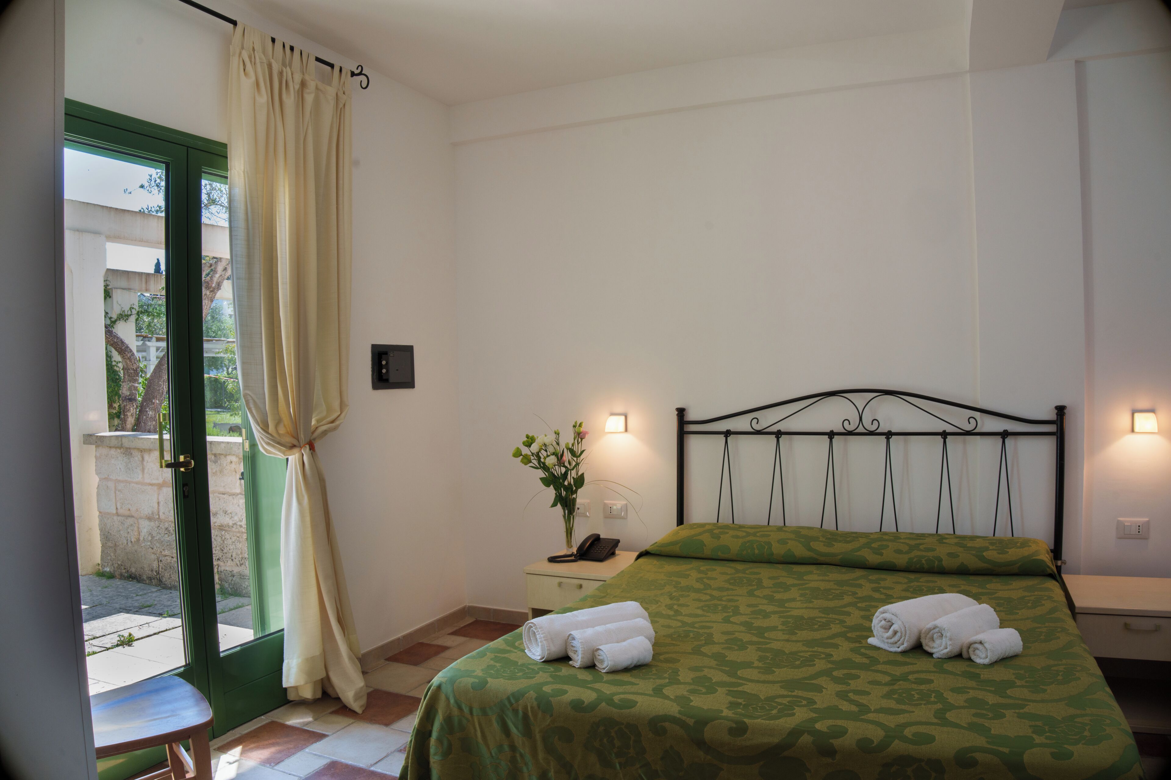 Habitació doble, vistes a la piscina | Caixa forta a l'habitació, escriptori i wifi gratuïta 