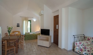 Classic Triple Room, Pool View - BORGO PRIMIZIA (Otranto)