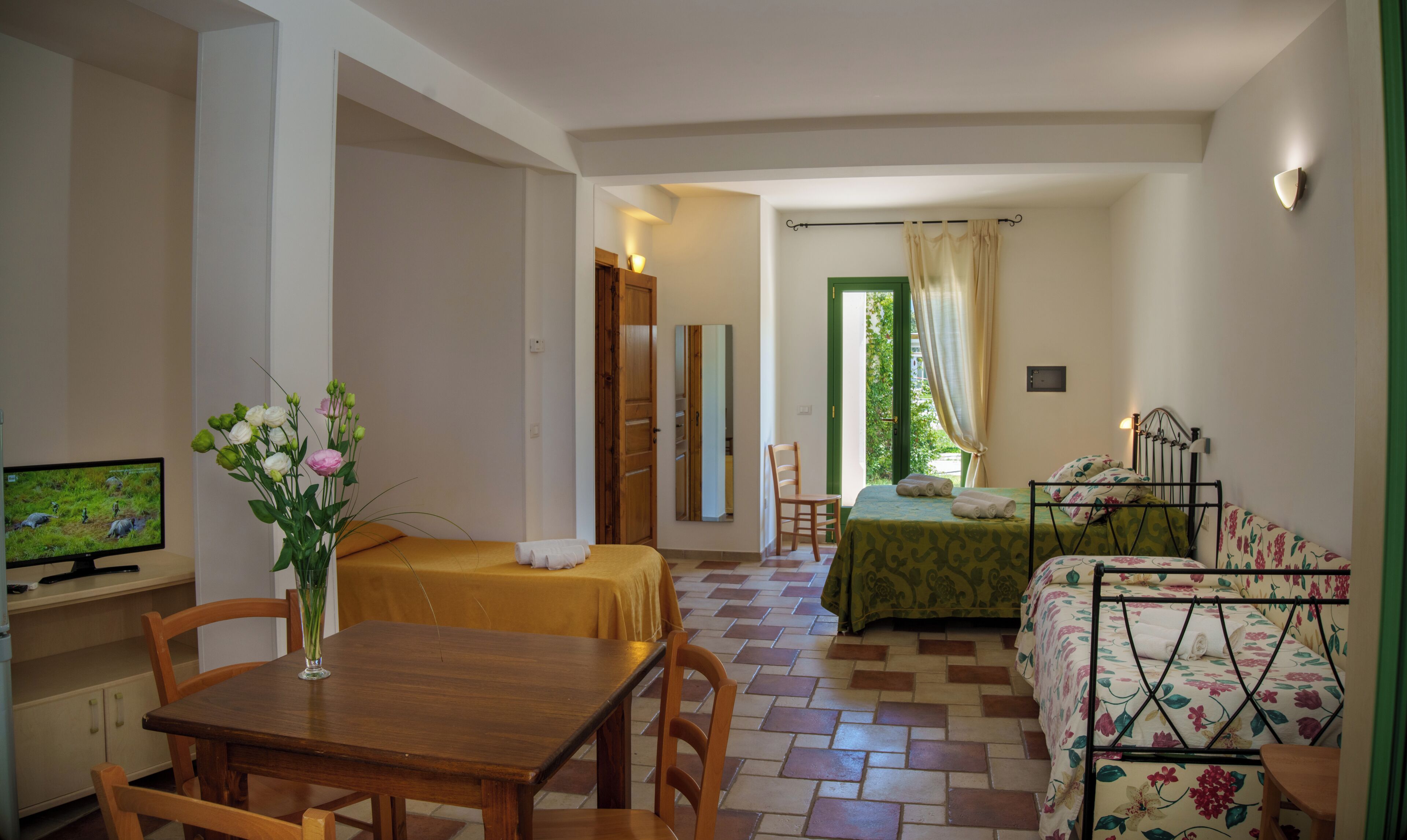 Chambre quadruple familiale, vue sur la piscine | Coffre-fort, bureau, accès au Wi-Fi (inclus)