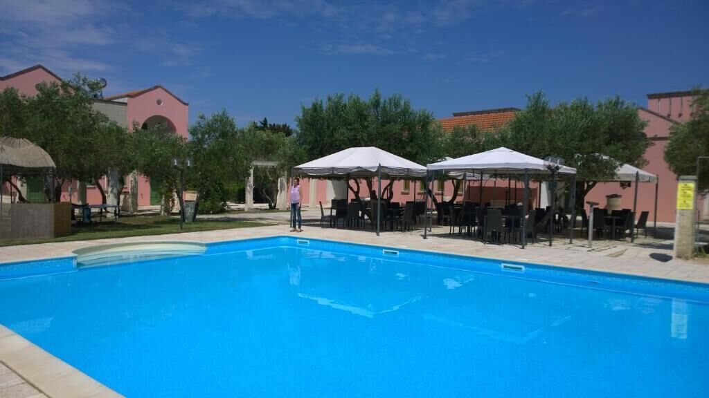 Piscina a l'aire lliure de temporada, cabanes gratuïtes i para-sols 