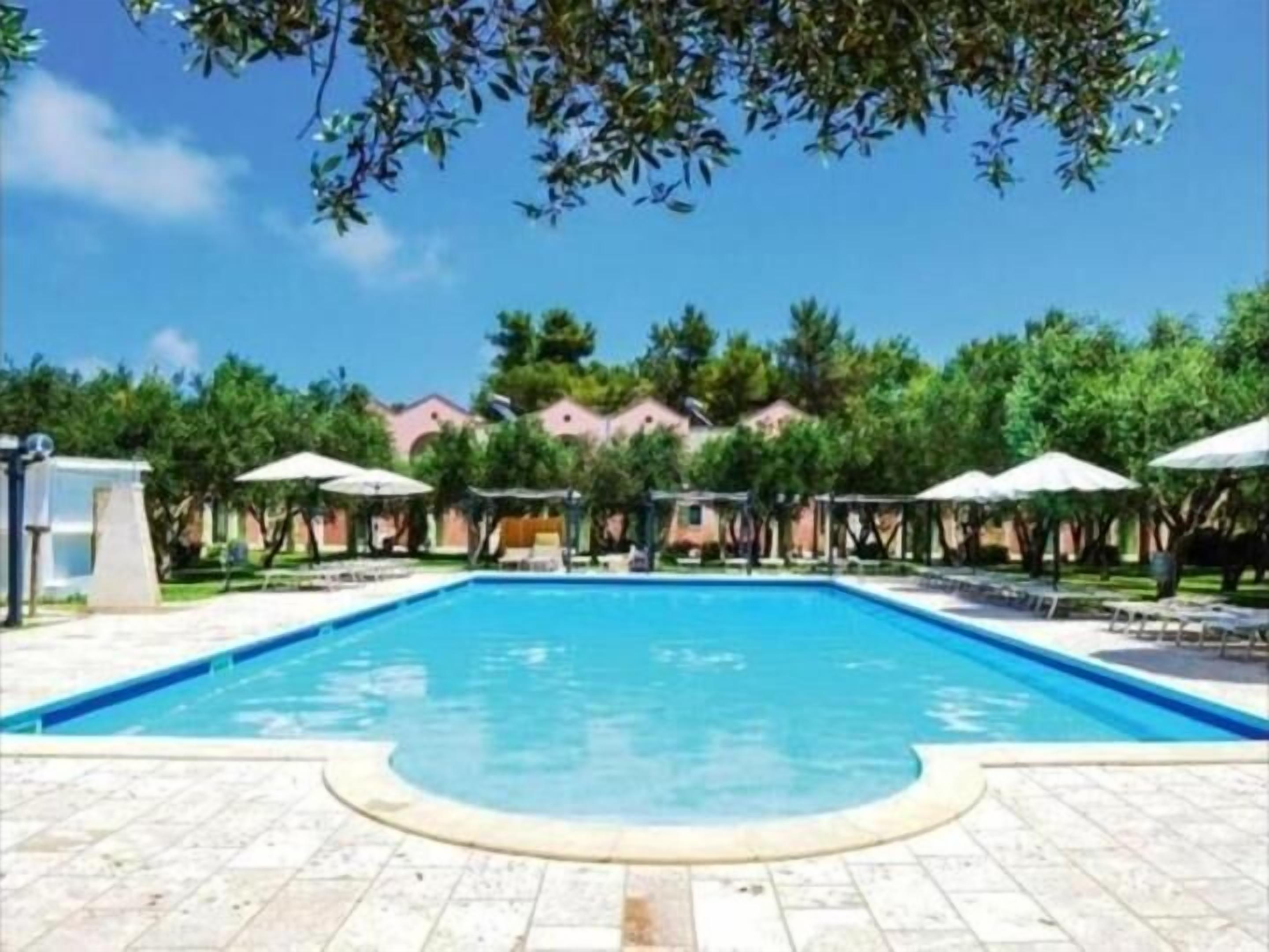 Seasonal outdoor pool, free pool cabanas, pool umbrellas