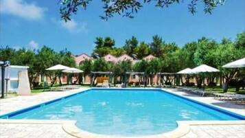 Seasonal outdoor pool, free pool cabanas, pool umbrellas
