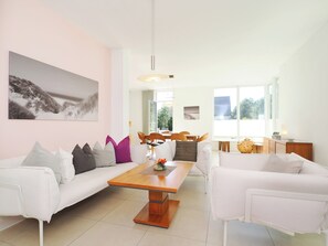 TV, fireplace, DVD player, stereo - Vacation home in Karlshagen on Usedom, three bedrooms, close to the beach & comfortable (Karlshagen)