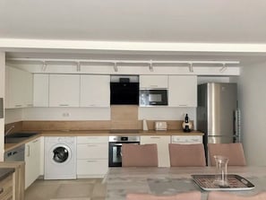 Private kitchen - 500 metres from the beach, air-conditioned, garden, swimming pool, ideal for families (Zonza)