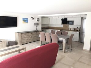 Interior - 500 metres from the beach, air-conditioned, garden, swimming pool, ideal for families (Zonza)