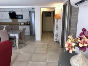 Dining - 500 metres from the beach, air-conditioned, garden, swimming pool, ideal for families (Zonza)