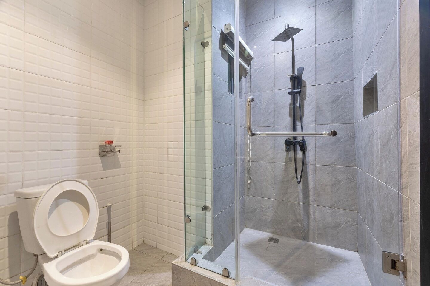 Appartamento Superior, balcone, vista città | Bagno | Set di cortesia gratuito, asciugacapelli, asciugamani, sapone