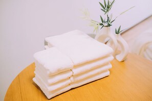 อพาร์ทเมนท์ | ห้องน้ำ | ฝักบัวในอ่างอาบน้ำ, ไดร์เป่าผม, ผ้าเช็ดตัว, สบู่