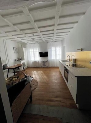 Interior - 101 ISAHORA - Modern 2-bedroom apartment in the heart of Eu, close to the sea (Eu)