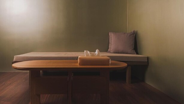 A room with a wooden table and a cushioned bench against a wall. - MU HEN KO Tokyo (Tokyo)