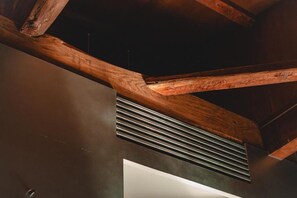 A ceiling with exposed wooden beams and a vent. - MU HEN KO Tokyo (Tokyo)