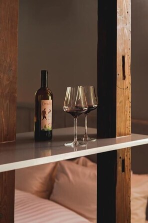 A bottle of wine and two glasses on a wooden table. - MU HEN KO Tokyo (Tokyo)