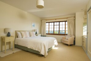 4 habitaciones, tabla de planchar con plancha, wifi y ropa de cama 