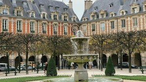 A courtyard with a fountain, surrounded by a building with multiple windows and a symmetrical design. - A stunning retreat renovated by an architect - Marais (Paris)