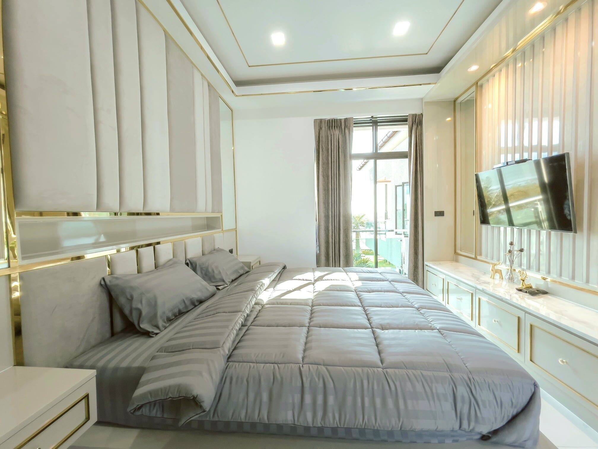 Free WiFi, bed sheets