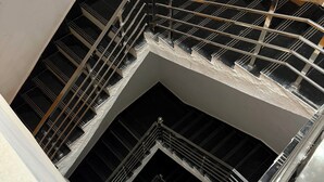 A multi-level indoor staircase with metal railings and a white wall. - Hotel The Edge (Huzur)