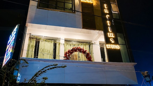 A hotel with a prominent sign reading 'HOTEL THE EDGE' and a cinema sign 'CINEMA STUDIO' on the facade. - Hotel The Edge (Huzur)