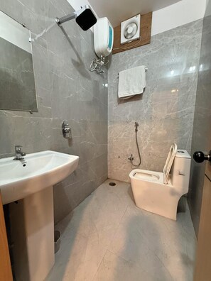 Towels, soap, shampoo - Hotel The Edge (Rewa)