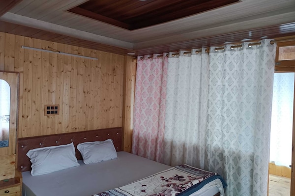 Deluxe Room | Rollaway beds (surcharge), WiFi (free), bed sheets