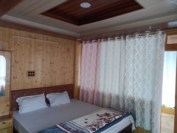 Deluxe Room | Rollaway beds, free WiFi, bed sheets
