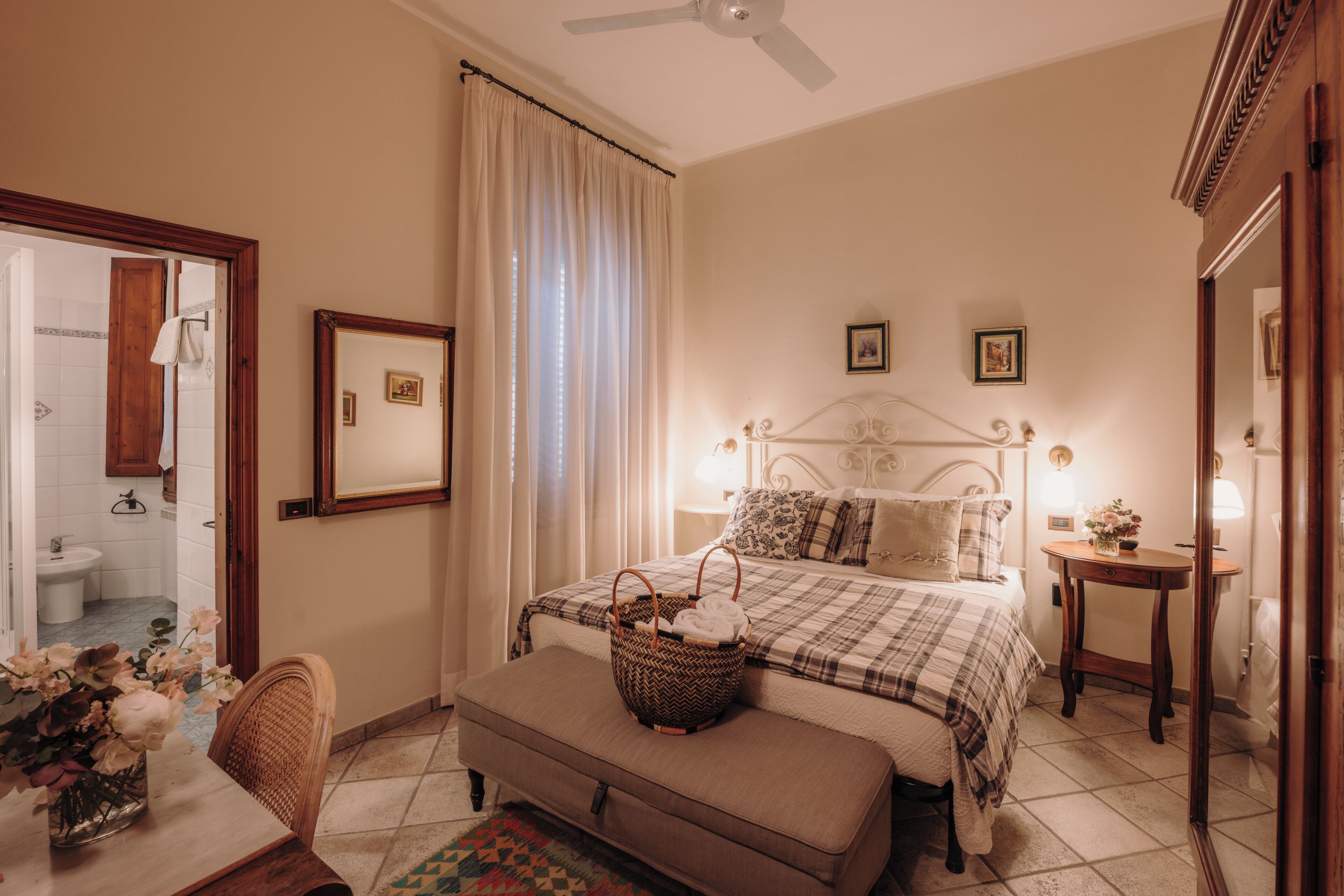 Double Room | In-room safe, iron/ironing board, free WiFi, bed sheets