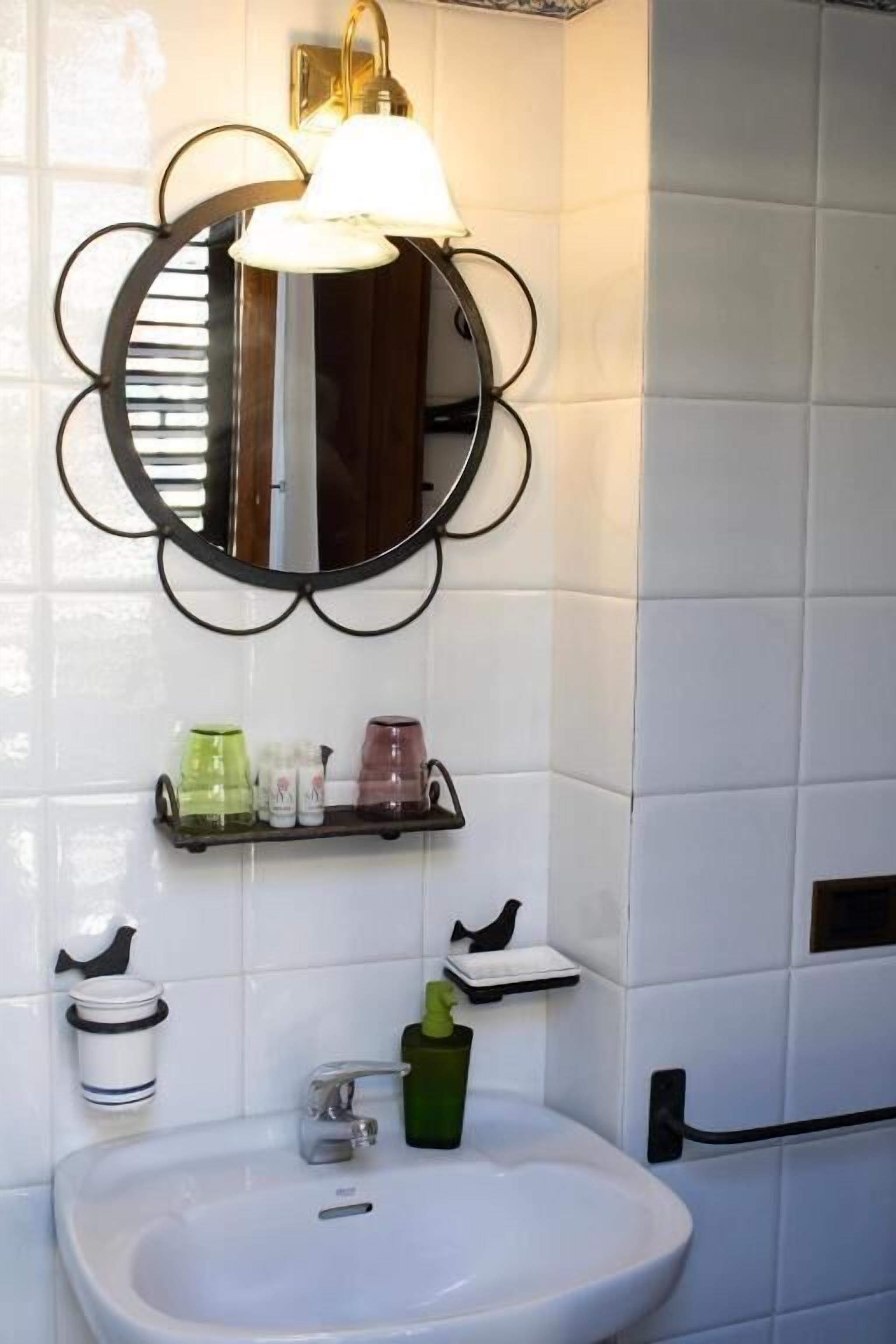 Shower, free toiletries, hair dryer, bidet