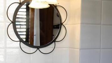 Shower, free toiletries, hair dryer, bidet