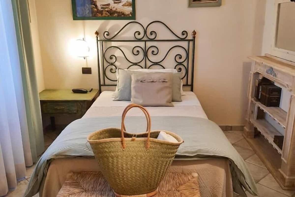 Single Room | In-room safe, iron/ironing board, free WiFi, wheelchair access